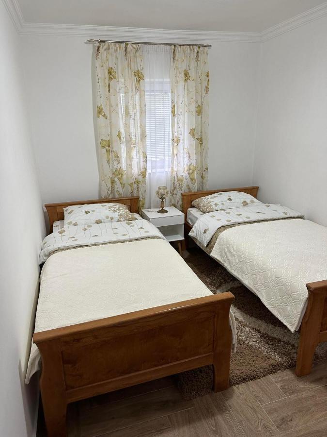 Apartmani Emily & Jully Nikšić Buitenkant foto