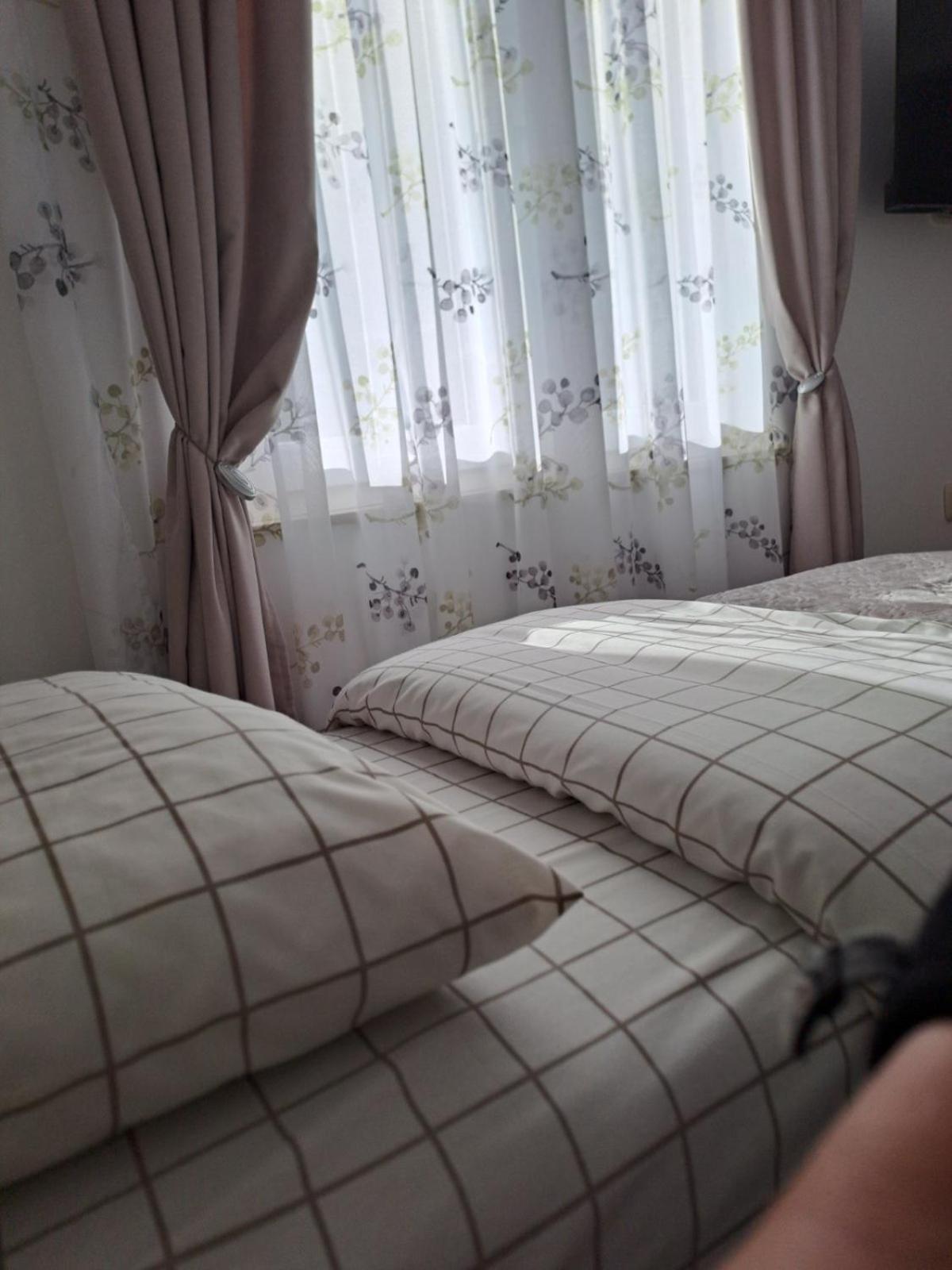 Apartmani Emily & Jully Nikšić Buitenkant foto