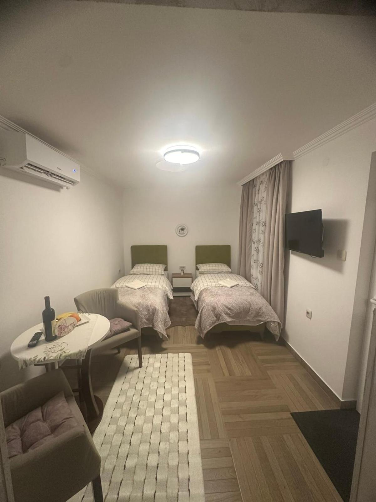 Apartmani Emily & Jully Nikšić Buitenkant foto